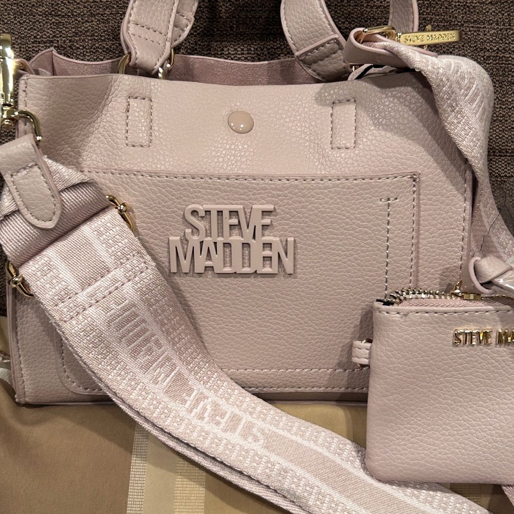 **SOLD**
Steve Madden Cream Crossbody Bag & Coin Pouch set Modern